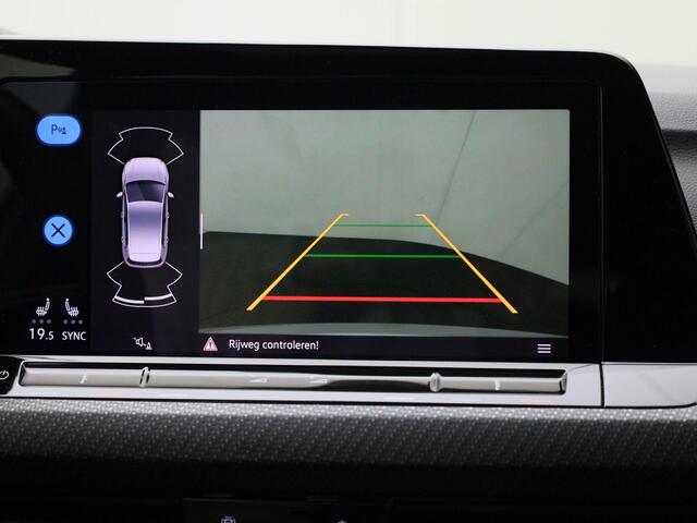 Volkswagen GOLF 1.5eTSI/150PK R-Line Blackstyle DSG · Panoramadak · Camera + Parkeersensoren · Apple Car Play · Garantie tot februari 2026