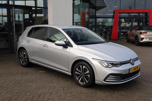 Volkswagen GOLF 1.0 eTSI Life 81KW/110PK DSG, afneembare trekhaak, Vier seizoenenbanden, privacy glas, navigatie, winterpakket stoelverwarming, pdc voor en achter, bi colour velgen, stuurwielverwarming, ACC, discover navigatie, carplay