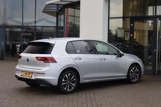 Volkswagen GOLF 1.0 eTSI Life 81KW/110PK DSG, afneembare trekhaak, Vier seizoenenbanden, privacy glas, navigatie, winterpakket stoelverwarming, pdc voor en achter, bi colour velgen, stuurwielverwarming, ACC, discover navigatie, carplay