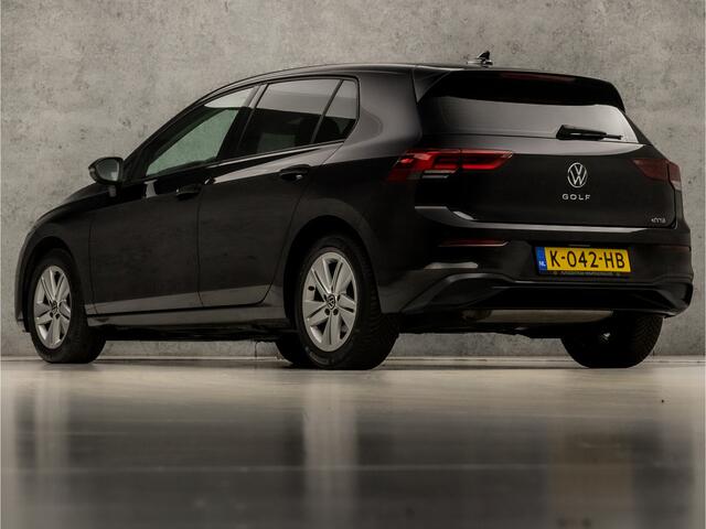 Volkswagen GOLF 1.0 eTSI Sport Automaat (APPLE CARPLAY, GROOT NAVI, MEMORY SEATS, CAMERA, ALCANTARA, SPORTSTOELEN, GETINT GLAS, KEYLESS, SFEERVERLICHTING, LED PLUS KOPLAMPEN, NIEUWSTAAT)