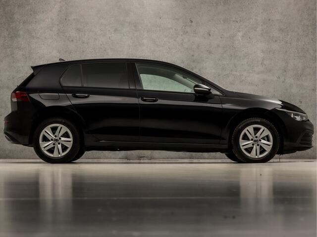 Volkswagen GOLF 1.0 eTSI Sport Automaat (APPLE CARPLAY, GROOT NAVI, MEMORY SEATS, CAMERA, ALCANTARA, SPORTSTOELEN, GETINT GLAS, KEYLESS, SFEERVERLICHTING, LED PLUS KOPLAMPEN, NIEUWSTAAT)