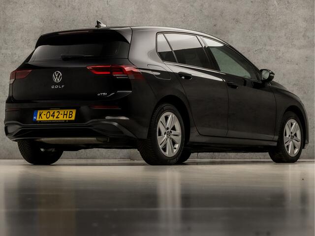 Volkswagen GOLF 1.0 eTSI Sport Automaat (APPLE CARPLAY, GROOT NAVI, MEMORY SEATS, CAMERA, ALCANTARA, SPORTSTOELEN, GETINT GLAS, KEYLESS, SFEERVERLICHTING, LED PLUS KOPLAMPEN, NIEUWSTAAT)