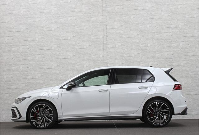Volkswagen GOLF 1.4 eHybrid GTE | IQ-Light | ACC | 19'' | GTI Diffuser | Trekhaak | Stuurwielverwarming | Achteruitrij-Camera | 3-Zone Clima | Carplay | Sfeerverlichting | Draadloos Laden |
