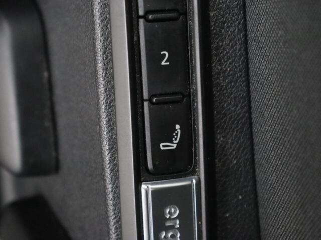 Volkswagen GOLF 1.0 eTSI Life Business | Stoelverwarming | Massage | Carplay | Adaptive cruise | Sfeerverlichting | Navigatie | Park Assist | Getint glas | Full LED