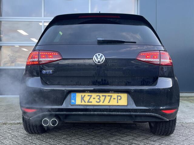 Volkswagen GOLF 1.4 TSI GTE Connected Series - Navigatie - Lederen bekleding - Climate Controle - Dode hoek waarschuwing