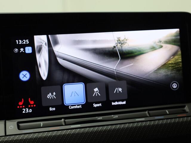 Volkswagen GOLF Variant 1.5eTSI 96kW/130PK R-Line Black Style DSG · Camera · Navigatie · Trekhaak · Apple/Android Car Play · Stoelverwarming ·