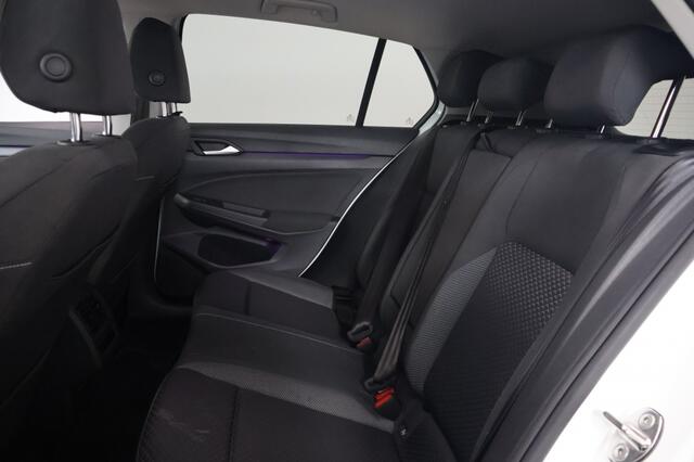 Volkswagen GOLF 1.5 eTSI Style Automaat | LED | Navigatie | Sfeerverlichting