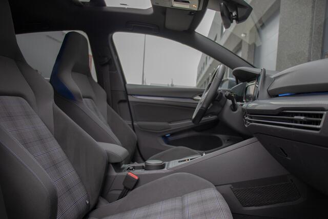 Volkswagen GOLF 1.4 eHybrid GTE | Pano | HUD | LED | IQ Lights | Carplay | Camera | Sfeer | Stuurverwarming | Stoelverwarming | ACC | Keyless | Lane Assist | Side Assist | Front Assist | 1 Eigenaar | Dealer Onderhouden | Garantie