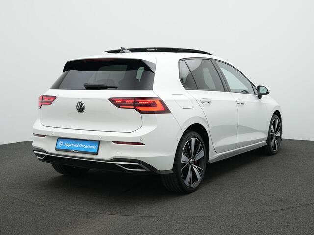 Volkswagen GOLF 1.4 eHybrid 245 pk DSG GTE | Panoramadak | Trekhaak | IQ Light | Head-up display | Stuur-/stoelverwarming | Achteruitrijcamera