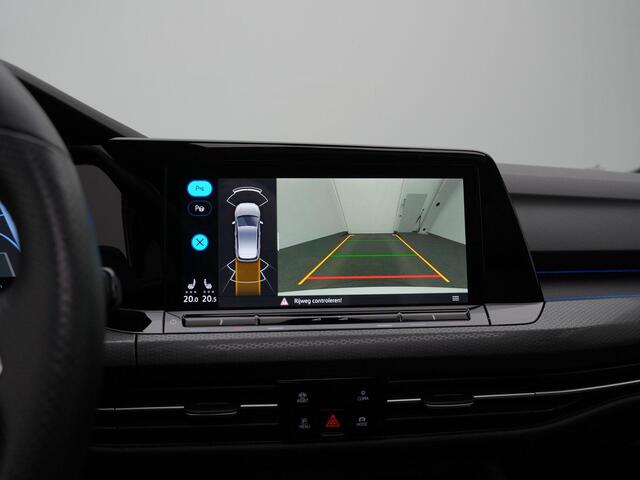 Volkswagen GOLF 1.4 eHybrid 245 pk DSG GTE | Panoramadak | Trekhaak | IQ Light | Head-up display | Stuur-/stoelverwarming | Achteruitrijcamera