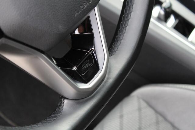 Volkswagen GOLF 1.5 eTSI R-Line Business | IQ/Dynamic light | Panoramadak | Rijklaar