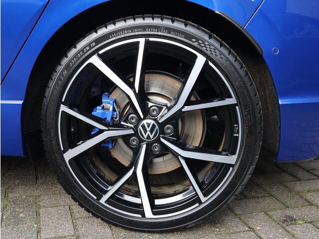 Volkswagen GOLF 2.0 TSI R 4Motion | DCC | H&K | 100% Historie | / Panoramadak / LED / 19 Inch / Head-Up Display / Sportstoelen / Stoelverwarming / Stuurwiel Verwarmd / Dodehoek Detectie