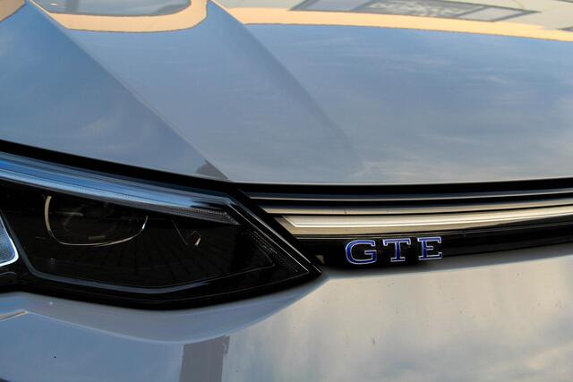 Volkswagen GOLF 1.4 eHybrid GTE Dark Style | Panorama dak | IQ lights | 19' Estoril | Led verstralers