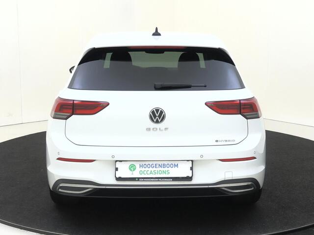 Volkswagen GOLF 1.4 eHybrid Style | SoH 98% | Adaptieve cruise control | Achteruitrijcamera | 3-zone airco | Dodehoek detectie | Stoel- en stuurwielverwarming | CarPlay |