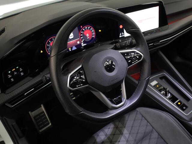 Volkswagen GOLF 1.5 eTSI R-Line 150 pk Automaat (DSG) | Navigatie | Panoramadak | Parkeersensoren (Park assist) | Achteruitrijcamera | Stoelverwarming | R-Line |