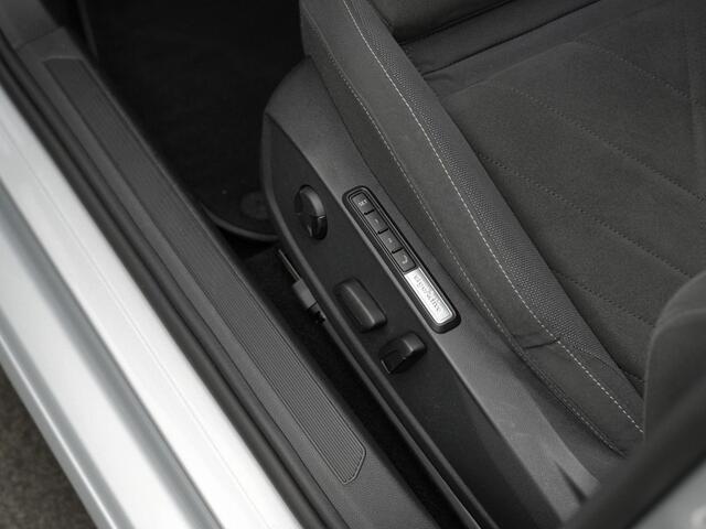 Volkswagen GOLF 1.0 TSI 110 pk Life Business | Geheugen-/massagestoel | Stuur-/stoelverwarming | Achteruitrijcamera | Adaptive Cruise | Navigatie