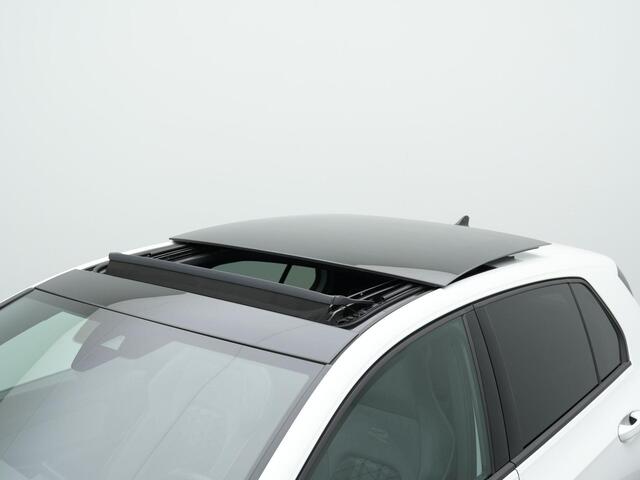 Volkswagen GOLF 1.5 eTSI 130 pk DSG R-Line Business | Panoramadak | IQ Light | Stuur-/stoelverwarming | Achteruitrijcamera