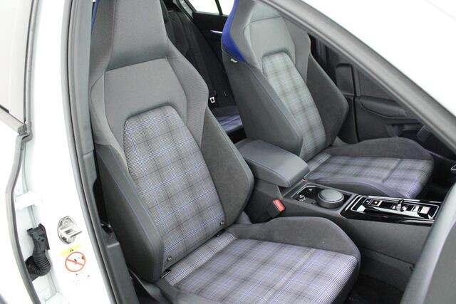 Volkswagen GOLF 1.5 272pk eHybrid GTE Black Style Trekhaak 360Camera Head-Up Panoramadak Keyless Stoelverwarming Navigatie