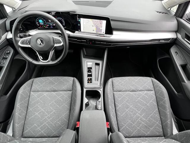 Volkswagen GOLF Variant 1.5 eTSI Life Business AUTOMAAT / Trekgewicht 1.400 kg / Navigatie / Apk tot 11-2027 /Digitaal dashboard / Climate control / Navigatie / Apple Carplay Android /