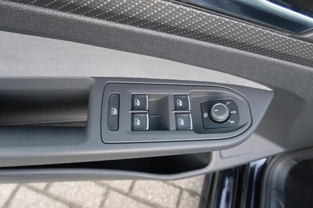 Volkswagen GOLF Variant 1.5 eTSI R-Line Business+ PANO TREKHAAK