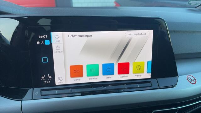 Volkswagen GOLF 2.0 TDI Life AUTOMAAT / FULL LED / CARPLAY / STOELVERW / STUURVERW / CLIMA / PDC / BLUETOOTH / ACC