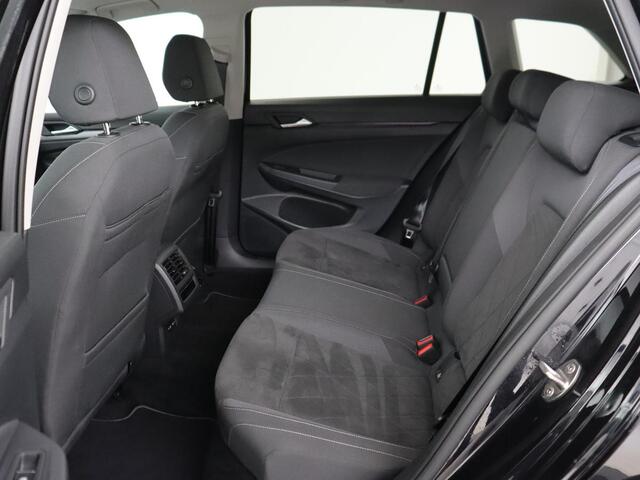 Volkswagen GOLF 1.5 eTSI Style | Stoelverwarming | Trekhaak | Camera | Stuurverwarming | Memory | Sfeerverlichting | Carplay | Navigatie | Adaptive cruise | Parkeerhulp | Climate control