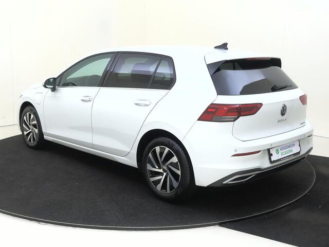 Volkswagen GOLF 1.4 eHybrid Style | SoH 98% | Adaptieve cruise control | Achteruitrijcamera | 3-zone airco | Dodehoek detectie | Stoel- en stuurwielverwarming | CarPlay |