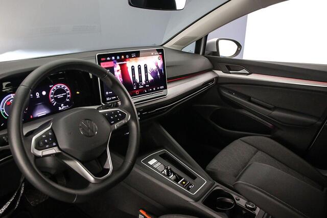 Volkswagen GOLF Life Edition 1.5 TSI eHybrid 204pk DSG Automaat Adaptive cruise control, Achteruitrijcamera, LED koplampen, Stuurwiel verwarmd, Parkeersensoren