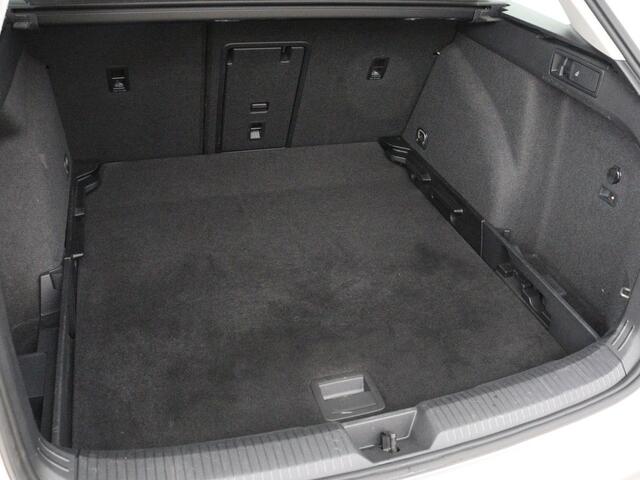 Volkswagen GOLF 1.0 TSI Life | Trekhaak | Camera | Adaptive cruise | Sfeerverlichting | Carplay | Navigatie | Parkeerhulp | Climate control | Bluetooth