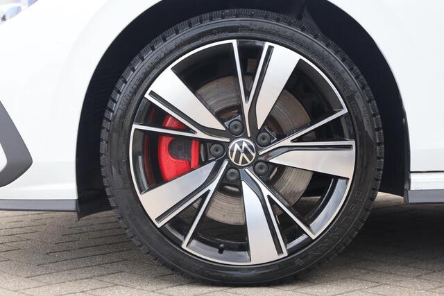 Volkswagen GOLF 1.4 eHybrid GTE 245PK / 180kW LED Matrix IQ.Lights, achteruitrijcamera, 3-zone climatronic, draadloos telefoon laden, voorstoelen + stuurwiel verwarmbaar, Apple Carplay & Android Auto, instelbare rijprofielen (Driving Profiles), full map navigatie, adapti