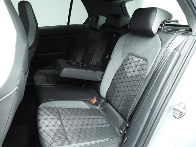 Volkswagen GOLF 1.5 eTSI R-Line Automaat | Stoelverwarming | Stuurverwarming | Active Cruise Control