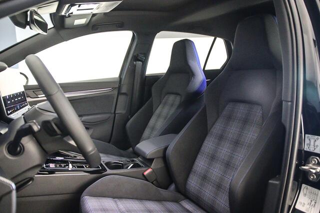 Volkswagen GOLF GTE 1.5 TSI eHybrid 272pk DSG Automaat Panoramadak, Adaptive cruise control, Head up display, Black style, LED matrix koplampen, 360 camera, Stuurwiel verwarmd