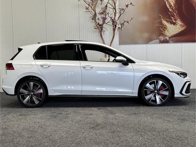 Volkswagen GOLF 1.4 eHYBRID GTE PANORAMADAK DCC ONDERSTEL HEAD-UP DISPLAY APPLE CARPLAY/ANDROID RIJSTROOKSENSOREN ELEK. UITKLAPBARE TREKHAAK ACHTERUITRIJCAMERA LED VERLICHTING ZEER MOOI !! 3010