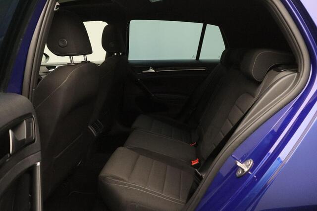 Volkswagen GOLF 2.0 TSI 4Motion R 2017 | Schuif Kantel Dak | Achteruitrij Camera | Android/Apple Carplay | Navigatie | Onderhoudshistorie | Stuurwiel Bediening | Adaptive Cruise Control | Stoelverwarming | 2 Sleutels
