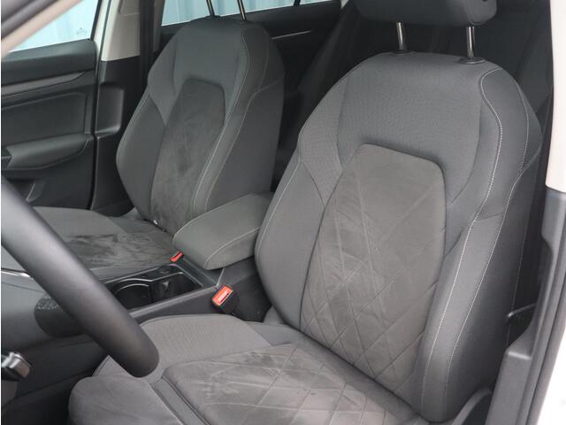 Volkswagen GOLF Style 1.5 TSI 130pk H6 | SCHUIF/KANTELDAK | AGR-STOEL | STOELVERW. | CAMERA | TREKHAAK | CLIMA | NAVI | APPLE CARPLAY / ANDROID AUTO | KEYLESS START | MASSAGE | DAB+ | + WINTERSET |