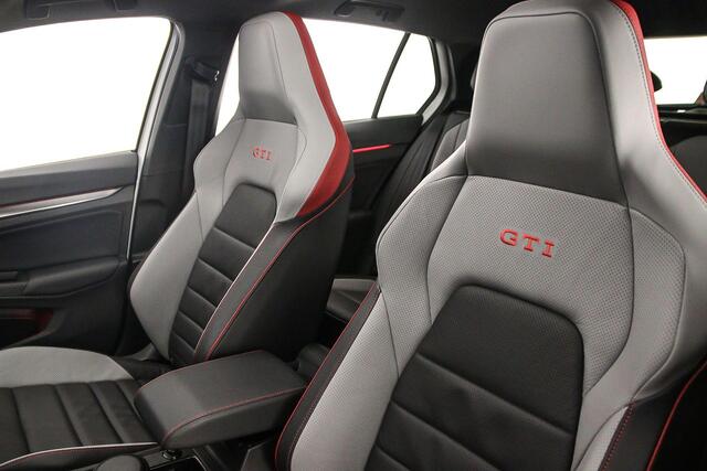 Volkswagen GOLF GTI Clubsport 2.0 TSI 300pk DSG Automaat Panoramadak, Lederen bekleding, Harman Kardon audio, Black style, LED matrix koplampen, Adaptive cruise control