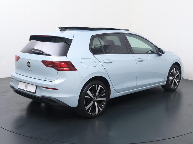 Volkswagen GOLF 1.5 eHybrid Life Edition | 204 PK | SoH100% | Automaat | Panoramadak | Adaptive cruise control | Achteruitrij camera |
