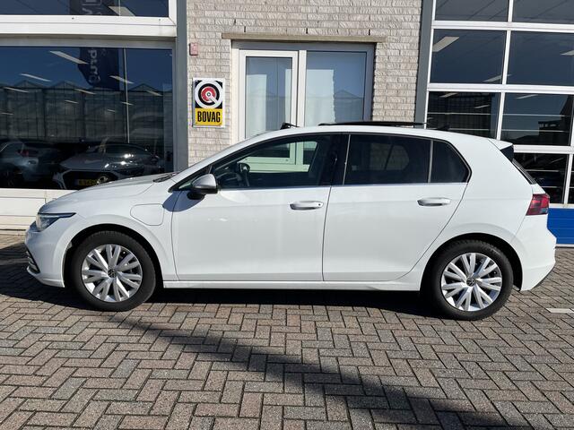 Volkswagen GOLF 1.4 eHybrid Style / AUTOMAAT/ PANO/ MEMORY SEAT/ PARK. SENSOREN + CAMERA/ CRUISE/ NAVI/ APP-CONNECT/ CLIMA/ STOELVERWARMING
