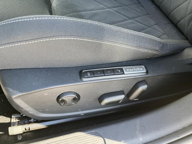 Volkswagen GOLF 1.4 eHybrid Style / AUTOMAAT/ PANO/ MEMORY SEAT/ PARK. SENSOREN + CAMERA/ CRUISE/ NAVI/ APP-CONNECT/ CLIMA/ STOELVERWARMING