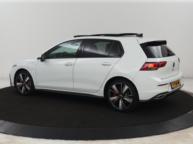 Volkswagen GOLF 1.4 eHybrid GTE | Panoramadak | Stoelverwarming | Adaptive cruise | Carplay | Sfeerverlichting | Keyless | 18'' | Navigatie | Sportstoelen | Parkeerhulp | PHEV | Plug In