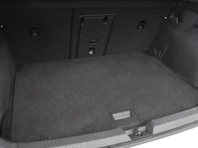 Volkswagen GOLF 1.0 eTSI Life | Carplay | Sfeerverlichting | Adaptive cruise | Navigatie | Parkeerhulp | Full LED | Climate control | Bluetooth