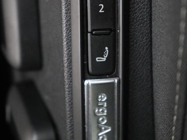 Volkswagen GOLF 1.0 eTSI Life Business | Stoelverwarming | Trekhaak | Camera | Adaptive cruise | Carplay | Sfeerverlichting | Memory | Side Assist | Climate control | Full LED