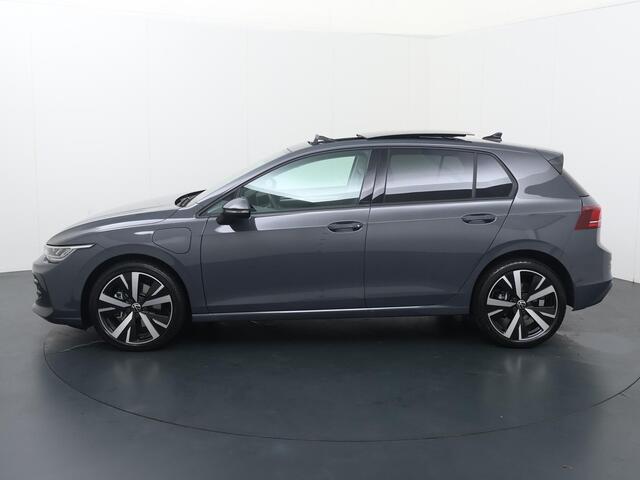Volkswagen GOLF 1.5 eHybrid Life Edition | 204 PK | SoH 100% | Panoramadak | Stoelverwarming | Achteruitrij camera |