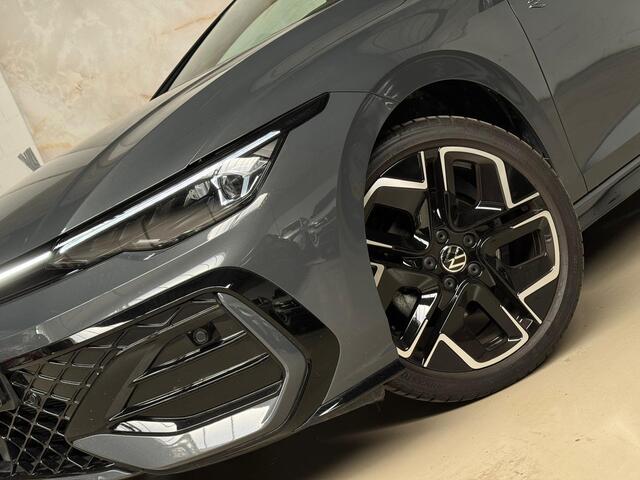 Volkswagen GOLF 1.5 eTSI R line / Pano / H&k /