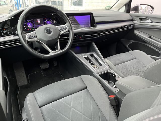 Volkswagen GOLF 1.5 eTSI Style / AUTOMAAT/ PARK. SENSOREN + CAMERA/ CRUISE/ NAVI/ APP-CONNECT/ CLIMA/ STOELVERWARMING
