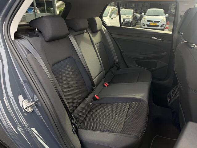 Volkswagen GOLF 1.5 eTSI Style Pano Navi LED