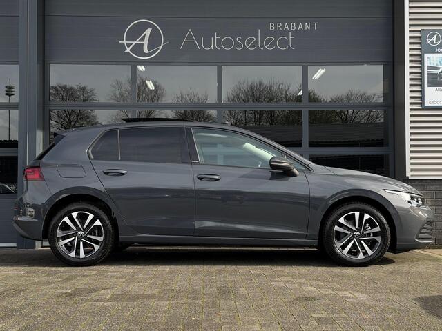 Volkswagen GOLF 1.5 eTSI Style Pano Navi LED