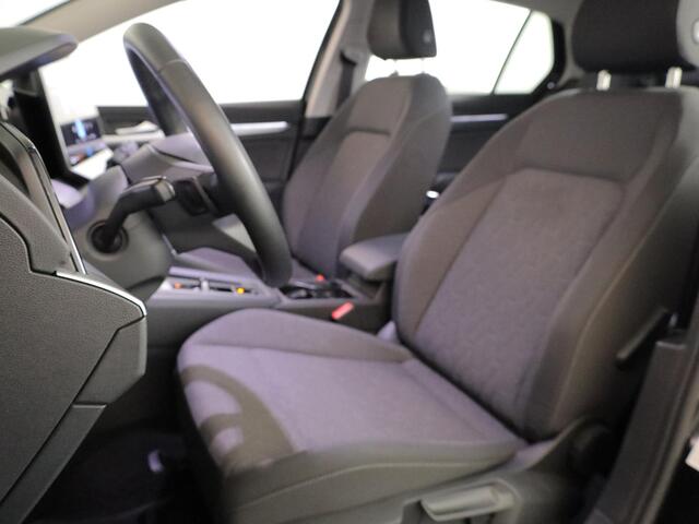 Volkswagen GOLF 1.5 eHybrid Life Edition 204 pk Automaat (DSG) | Verlengde garantie | Navigatie | Parkeersensoren (Park assist) | Achteruitrijcamera |