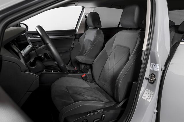 Volkswagen GOLF 1.4 eHybrid Style | S/K-Panodak | Elek. Trekhaak | Dig. Cockpit | Adapt. Cruise | Stoel-+Stuurverw. | PDC | Camera | NAV + App. Connect | ECC | LM 18" |