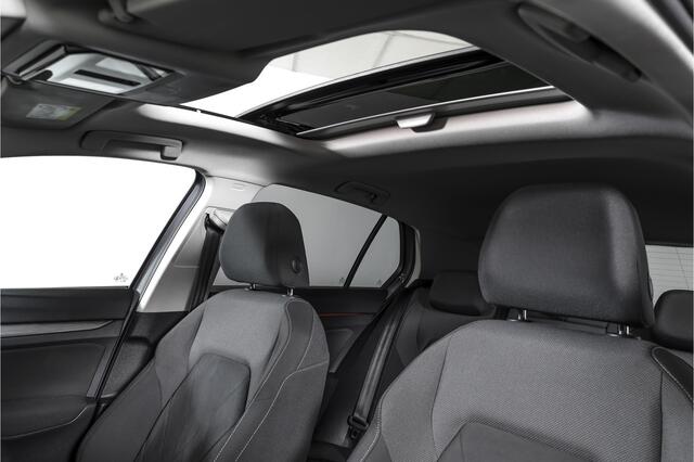 Volkswagen GOLF 1.4 eHybrid Style | S/K-Panodak | Elek. Trekhaak | Dig. Cockpit | Adapt. Cruise | Stoel-+Stuurverw. | PDC | Camera | NAV + App. Connect | ECC | LM 18" |